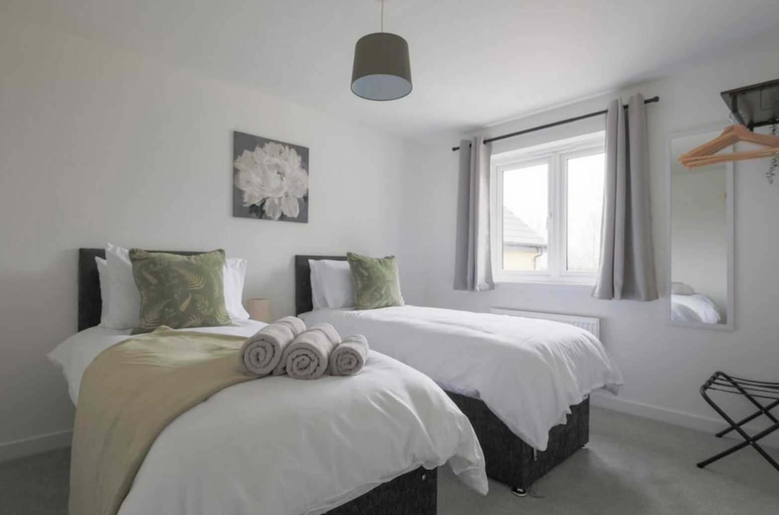Rhodfa Hughes by Mia Partners in 25 Rhodfa Hughes, CF3 6YY - Property image 12 - VivreStays
