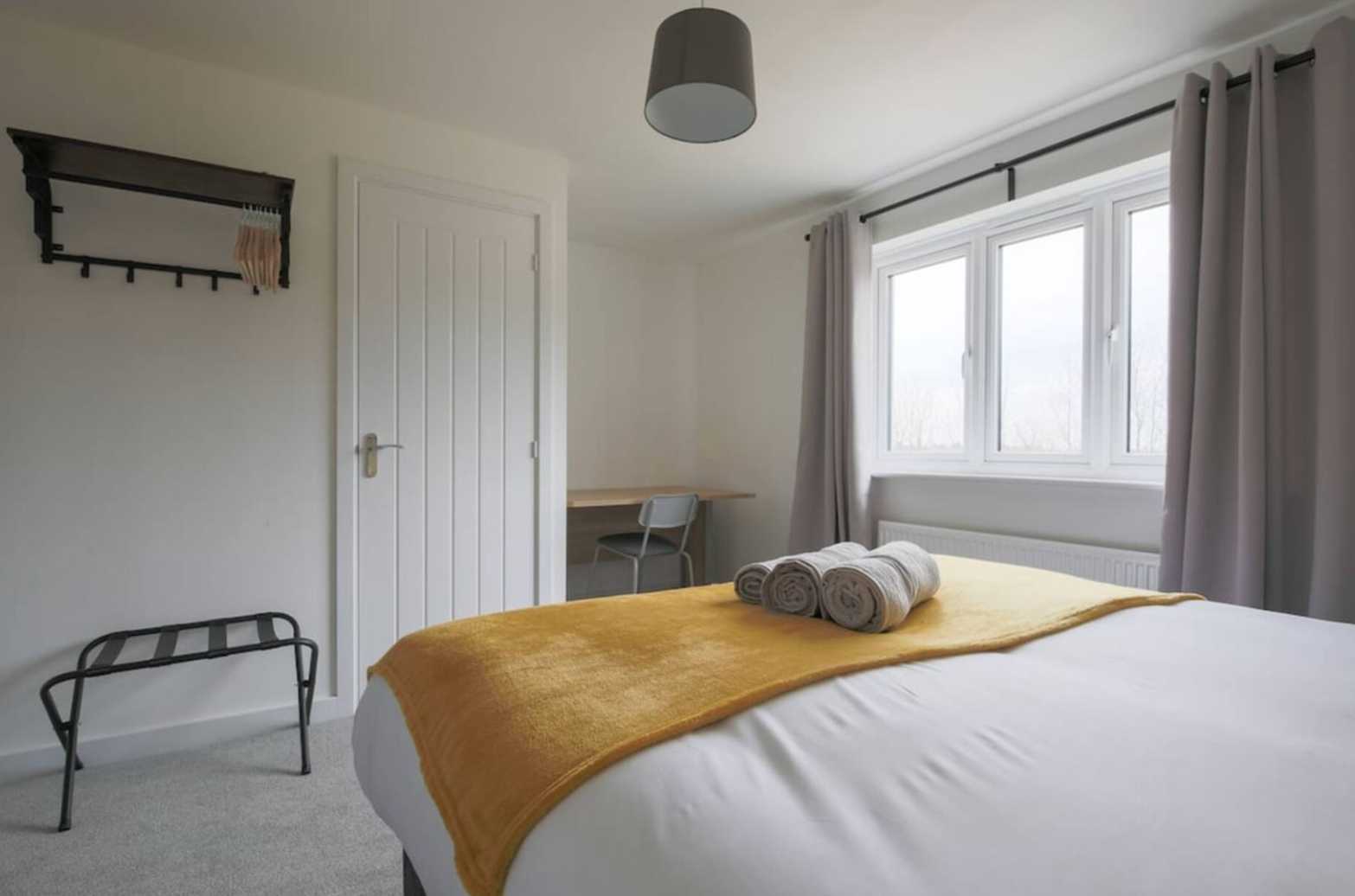 Rhodfa Hughes by Mia Partners in 25 Rhodfa Hughes, CF3 6YY - Property image 15 - VivreStays