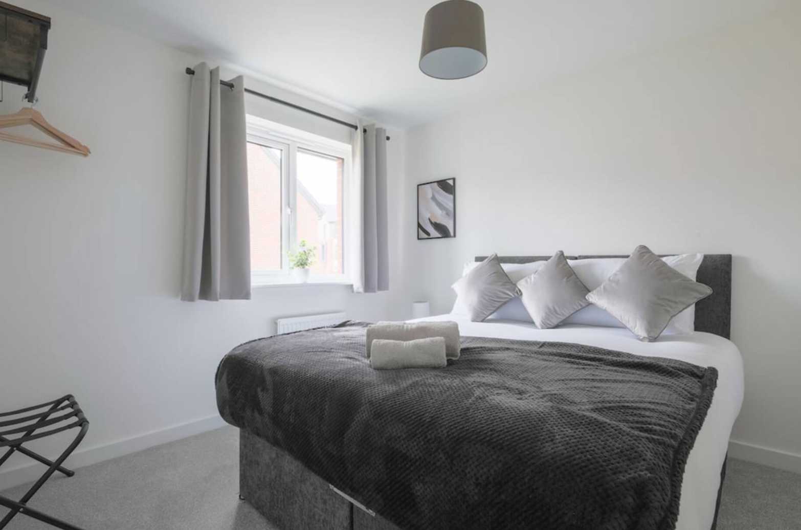 Rhodfa Hughes by Mia Partners in 25 Rhodfa Hughes, CF3 6YY - Property image 16 - VivreStays