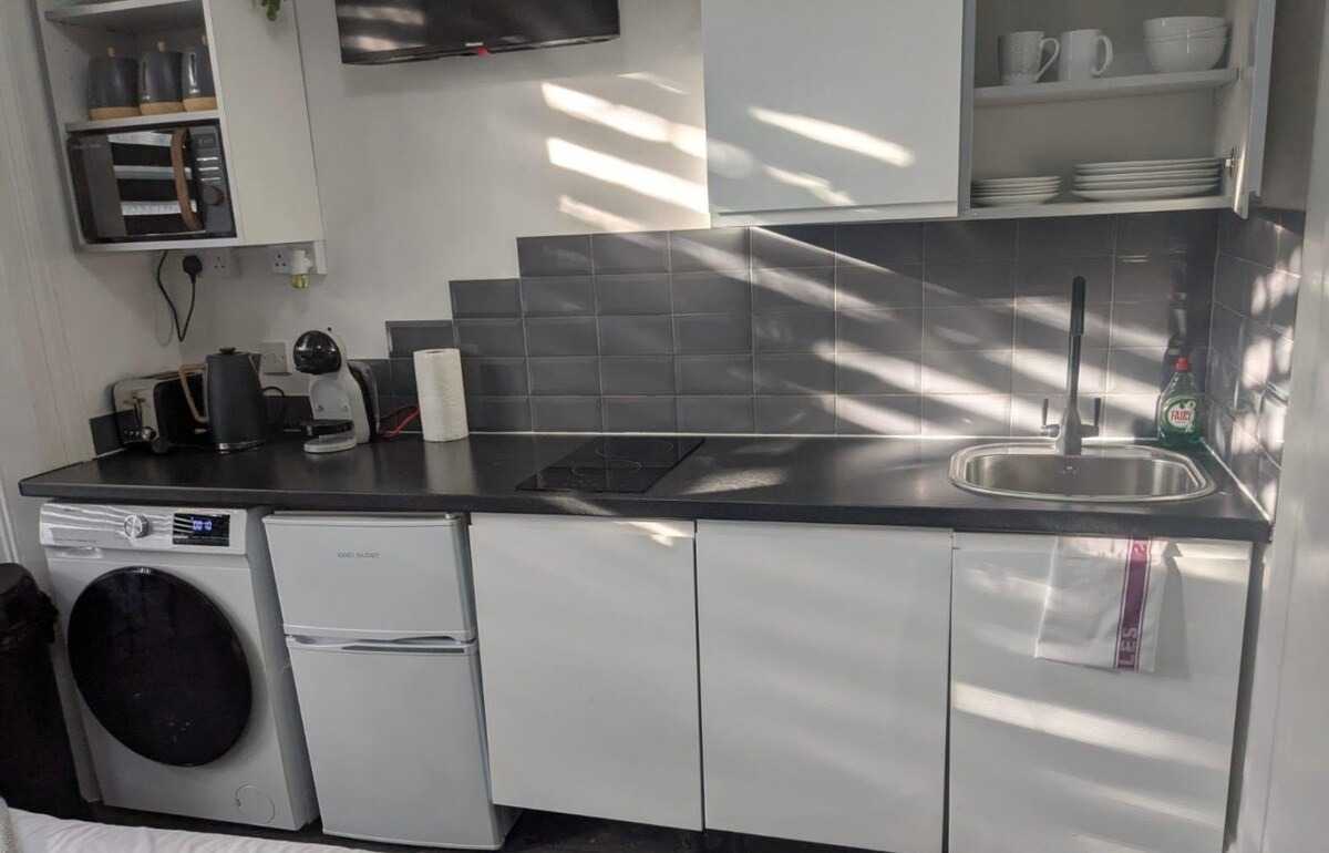 1 bed, 1 bath studio | GF | FREE on-street parking | Fairbridge Road N19 in N19 3HU, London, Greater London, England, United Kingdom - Property image 5 - VivreStays
