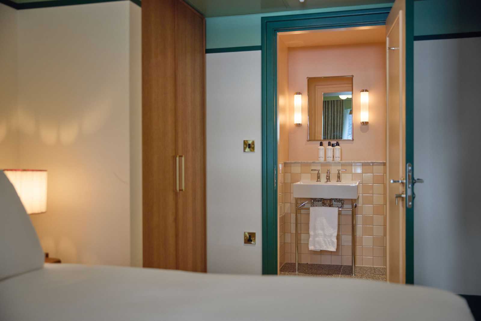 The July London Victoria - 3 Bedroom Apartment in 282 Vauxhall Bridge Road, SW1V 1BB - Property image 5 - VivreStays