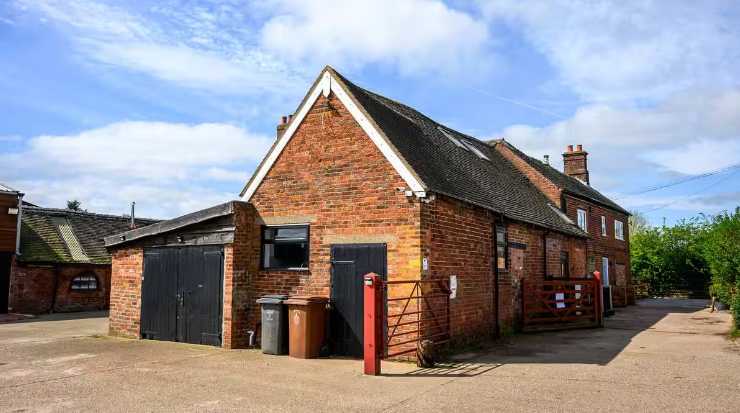 The Cottage, Uttoxeter Road by Mia Partners in WS15 3HY - Property image 3 - VivreStays