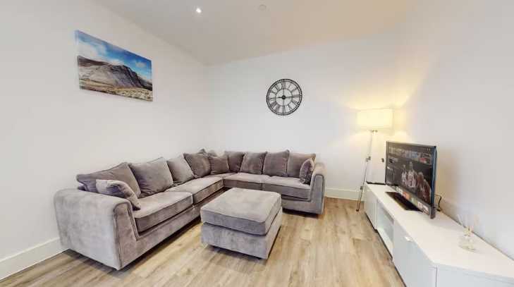 Kings Street Three Bed by Mia Partners serviced apartment - Abertillery - VivreStays