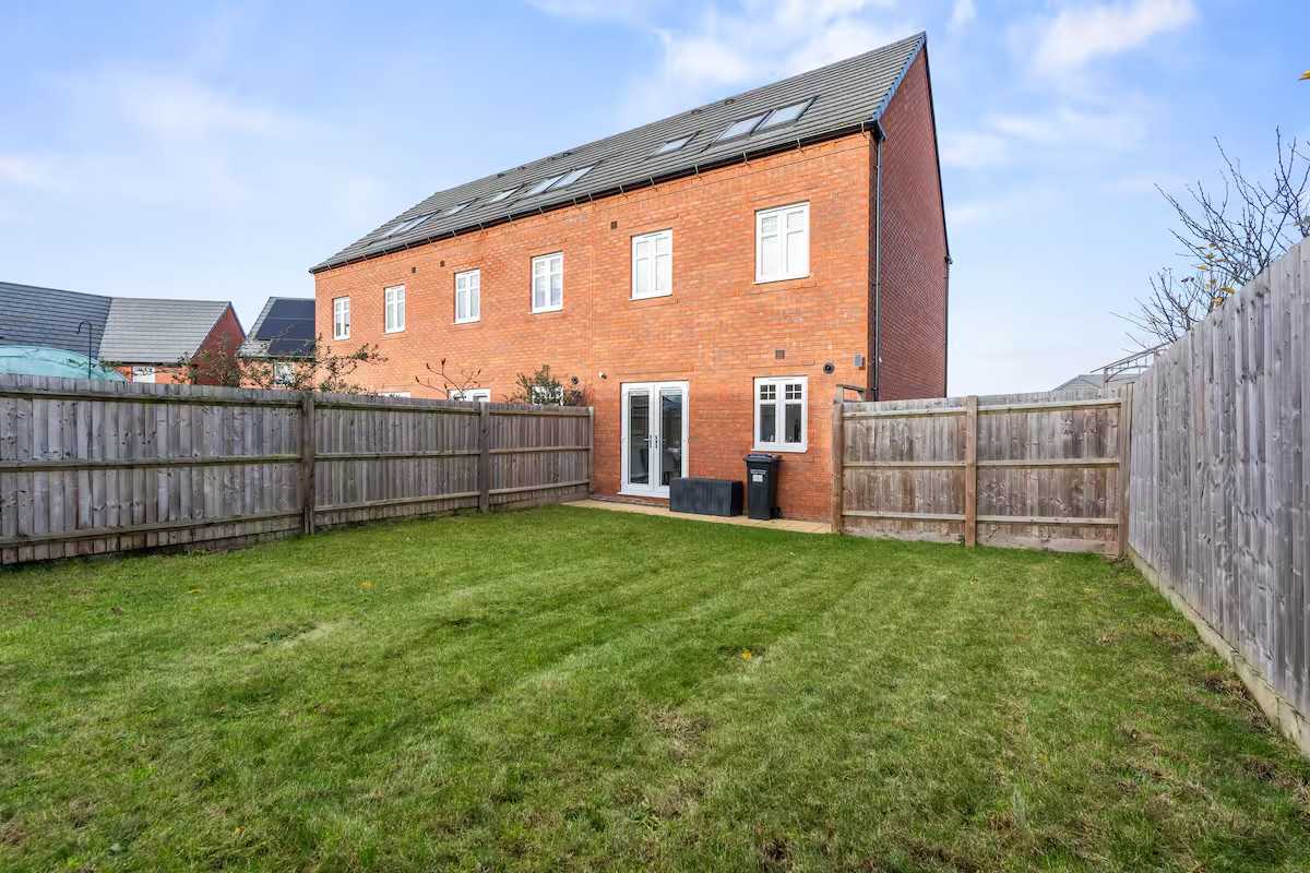 View 3 Johnson Close by Mia Partners in 3 Johnson Close, LE18 3UB 3 Johnson Close by Mia Partners in 3 Johnson Close, LE18 3UB - Property image 6 - VivreStays