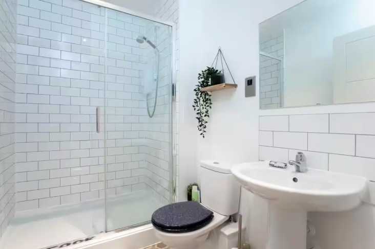 14 The Post House by Mia Partners in GL4 3DX - Property image 2 - VivreStays