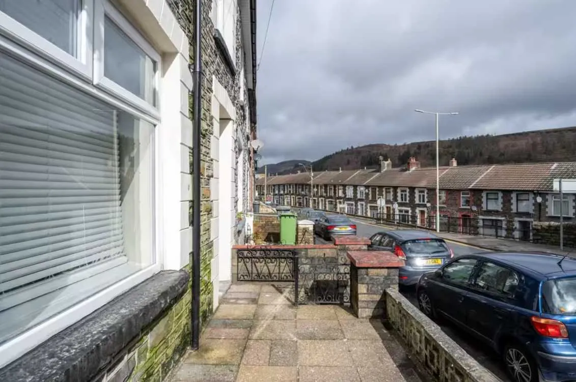 88 Mountain Ash Road by Mia Partners in 88 Mountain Ash Road, CF45 4PR - Property image 11 - VivreStays