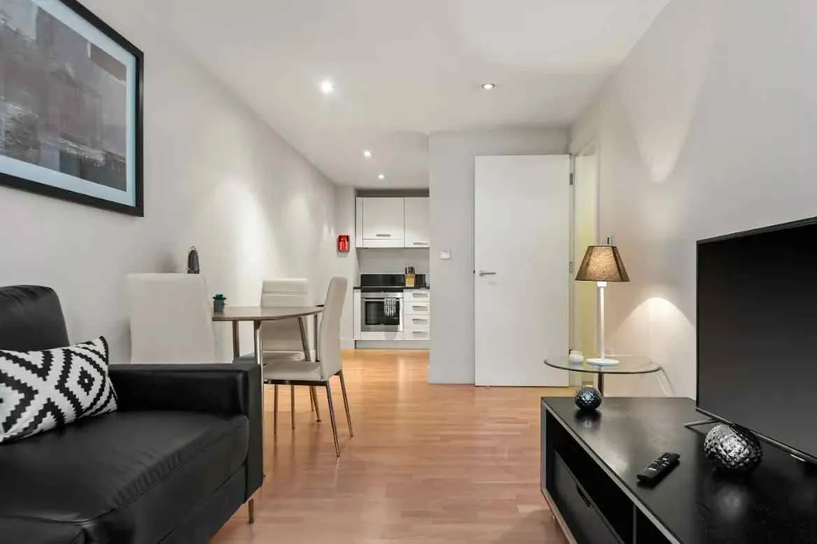 View 1 bed, 1 bath | LIFT Access | High Timber Street EC4V in EC4V 3PA, London, Greater London, England, United Kingdom 1 bed, 1 bath | LIFT Access | High Timber Street EC4V in EC4V 3PA, London, Greater London, England, United Kingdom - Property image 3 - VivreStays