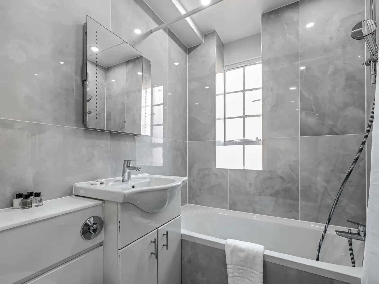 One Bedroom Apartment ( Plus a Sofa Bed) in SW3 3DW, London, Greater London, England, United Kingdom - Property image 14 - VivreStays