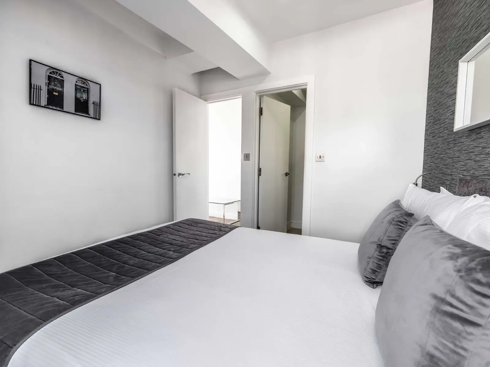 Two Bedroom Apartments (Double, Single Rooms, Sofa bed) in SW3 3DW - Property image 9 - VivreStays