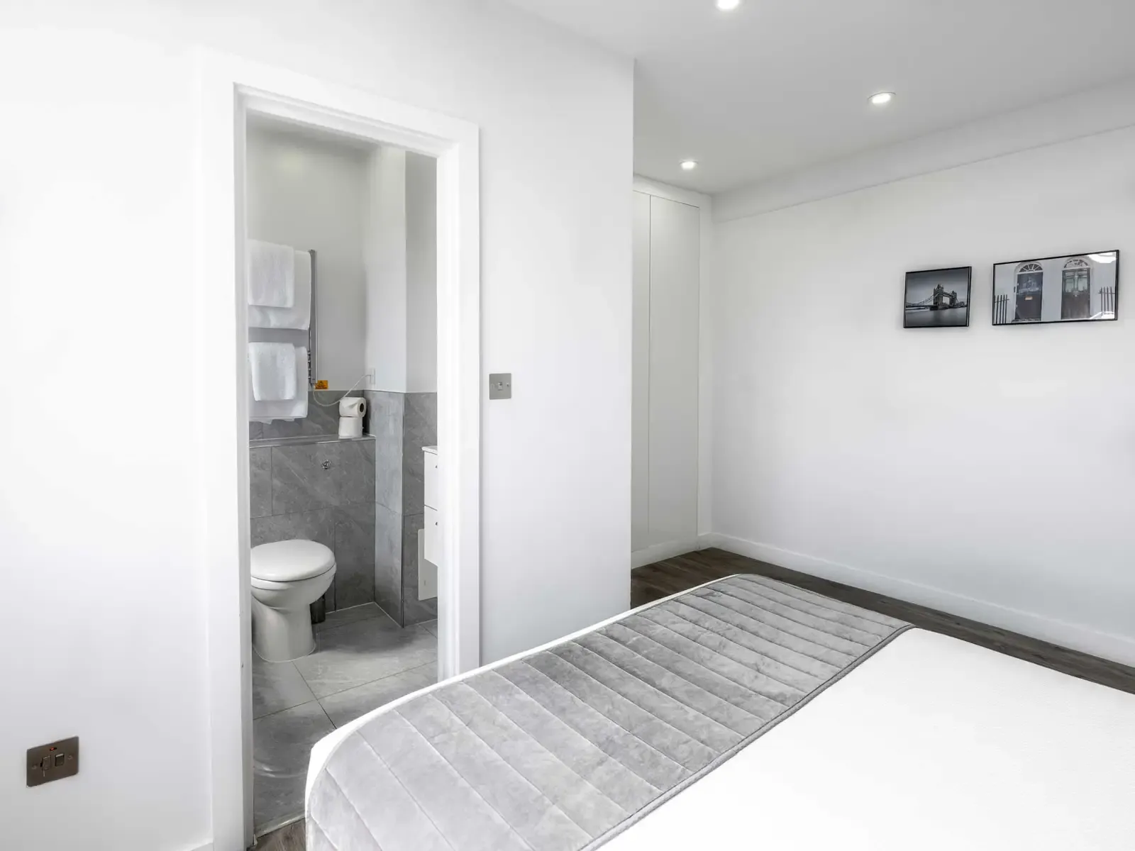 Two Bedroom Apartments (Double, Single Rooms, Sofa bed) in SW3 3DW - Property image 12 - VivreStays