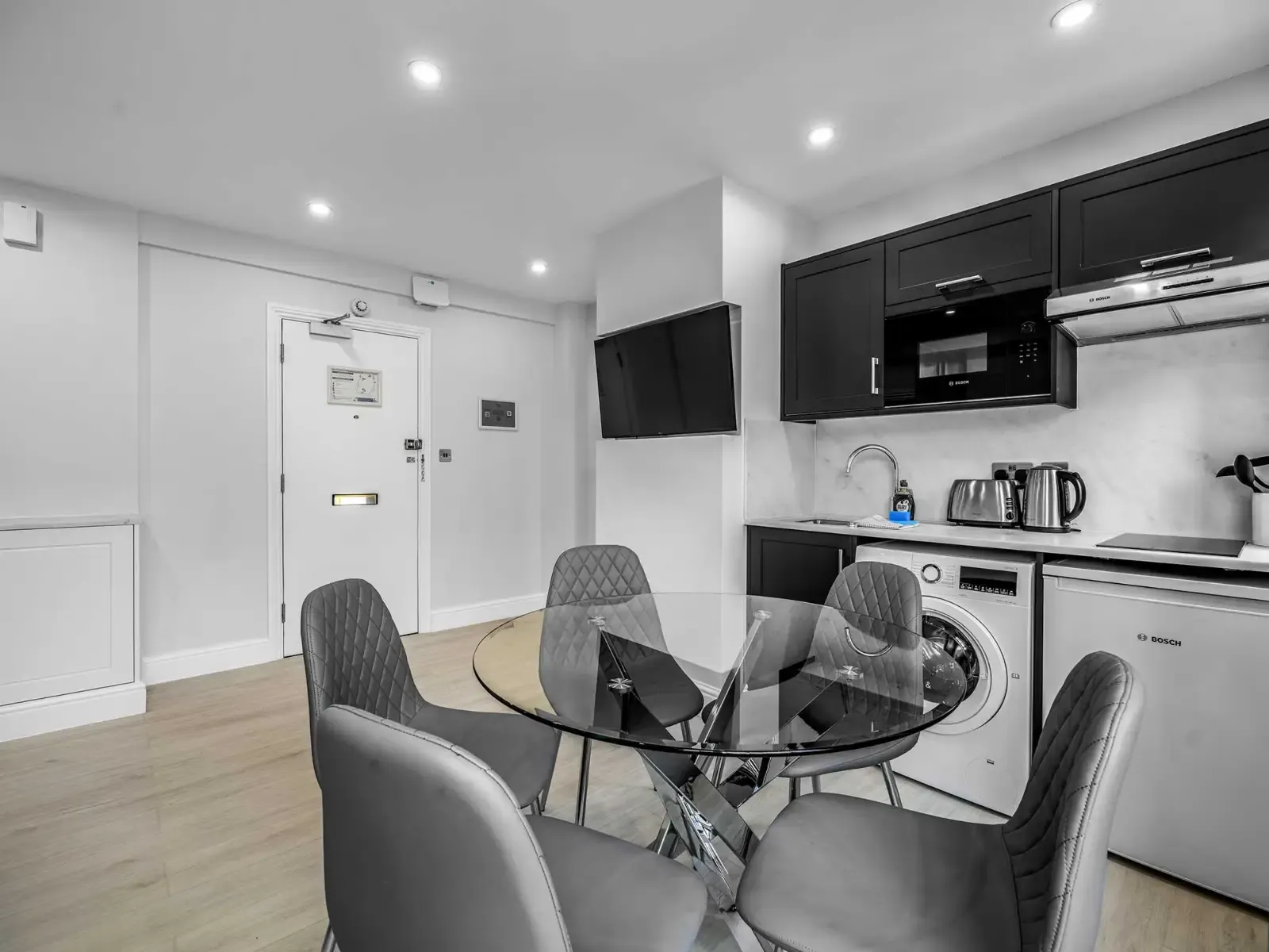 Two Bedroom Apartments (Double, Single Rooms, Sofa bed) in SW3 3DW - Property image 19 - VivreStays