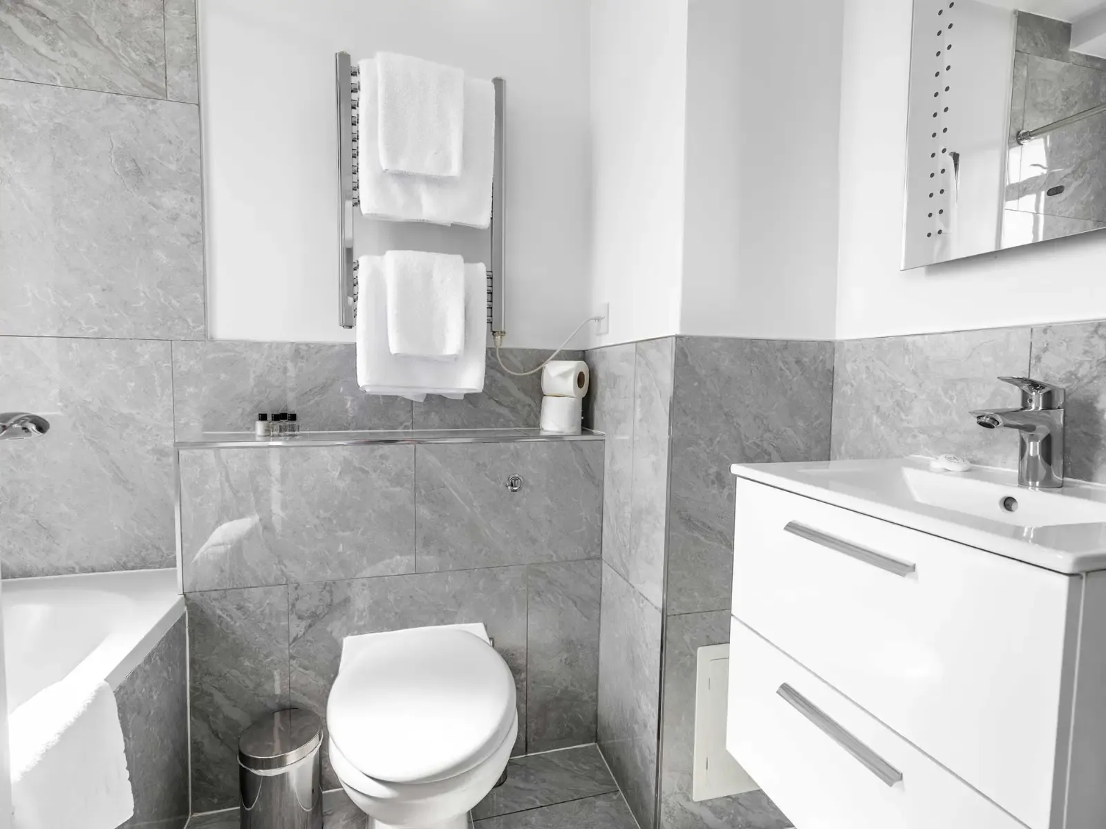 Two Bedroom Apartments (Double, Single Rooms, Sofa bed) in SW3 3DW - Property image 27 - VivreStays
