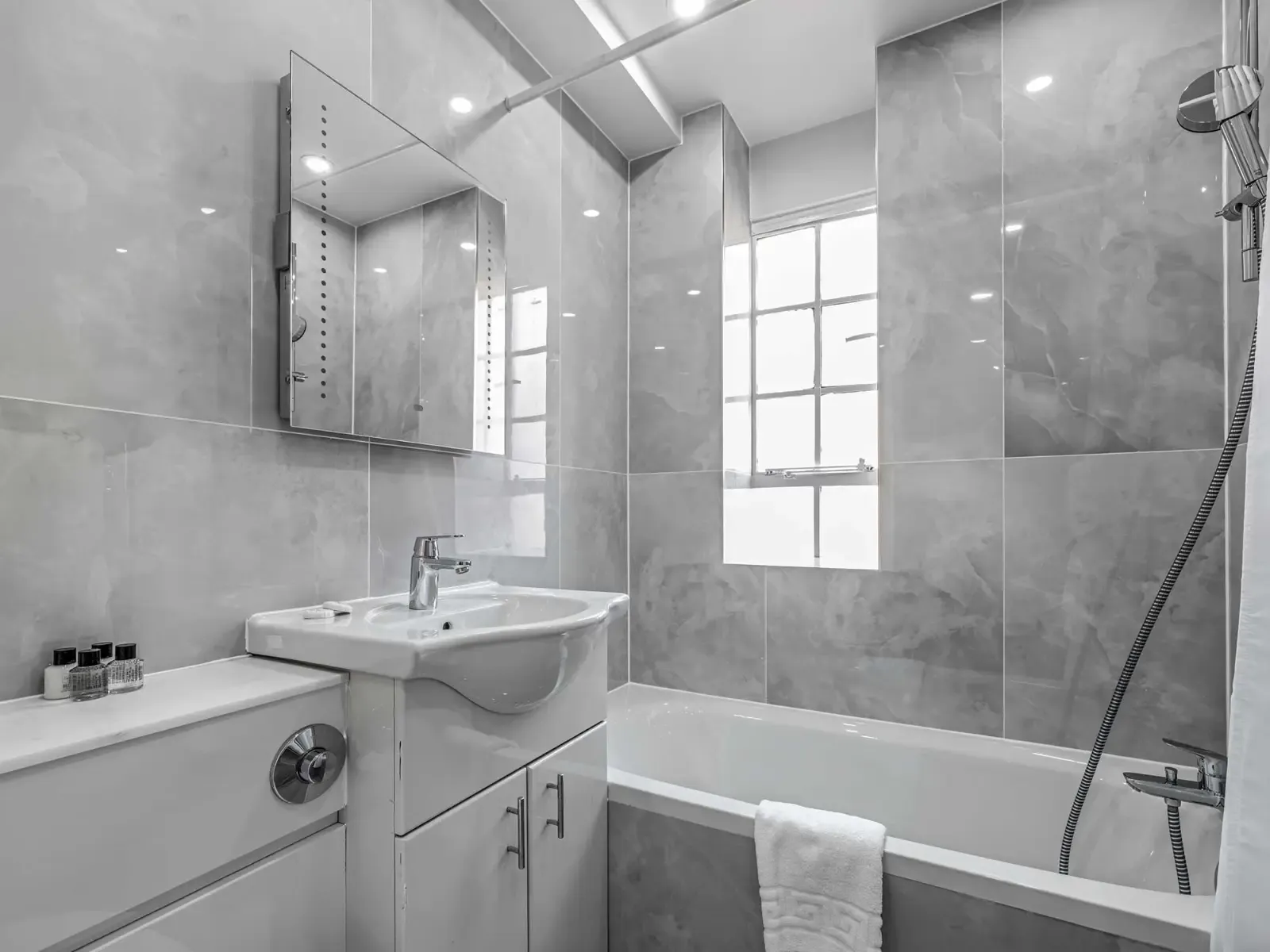 Two Bedroom Apartments (Double, Single Rooms, Sofa bed) in SW3 3DW - Property image 26 - VivreStays