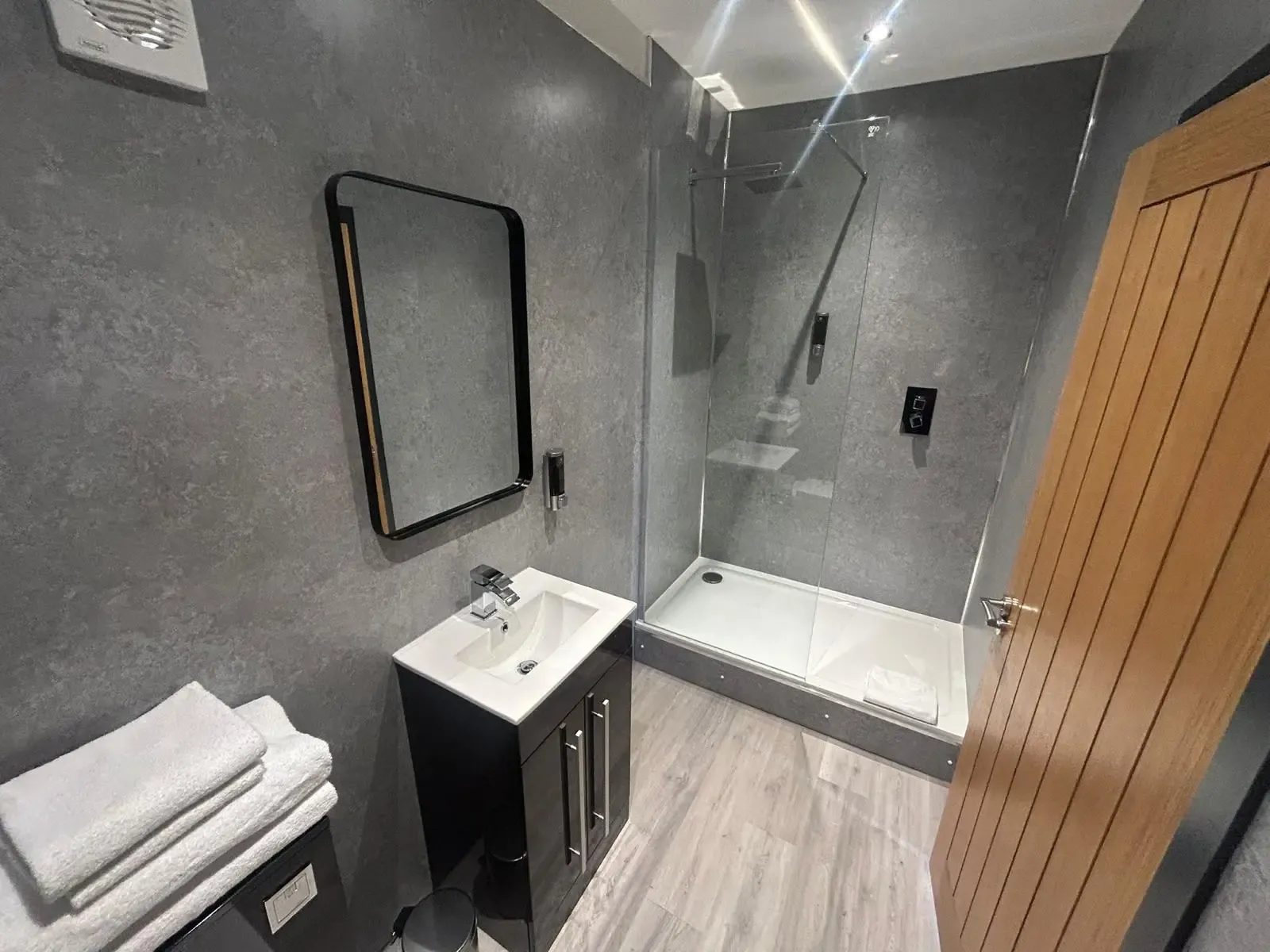 Studio apartment on the Docks in 19 Keel Wharf, L3 4ET - Property image 2 - VivreStays