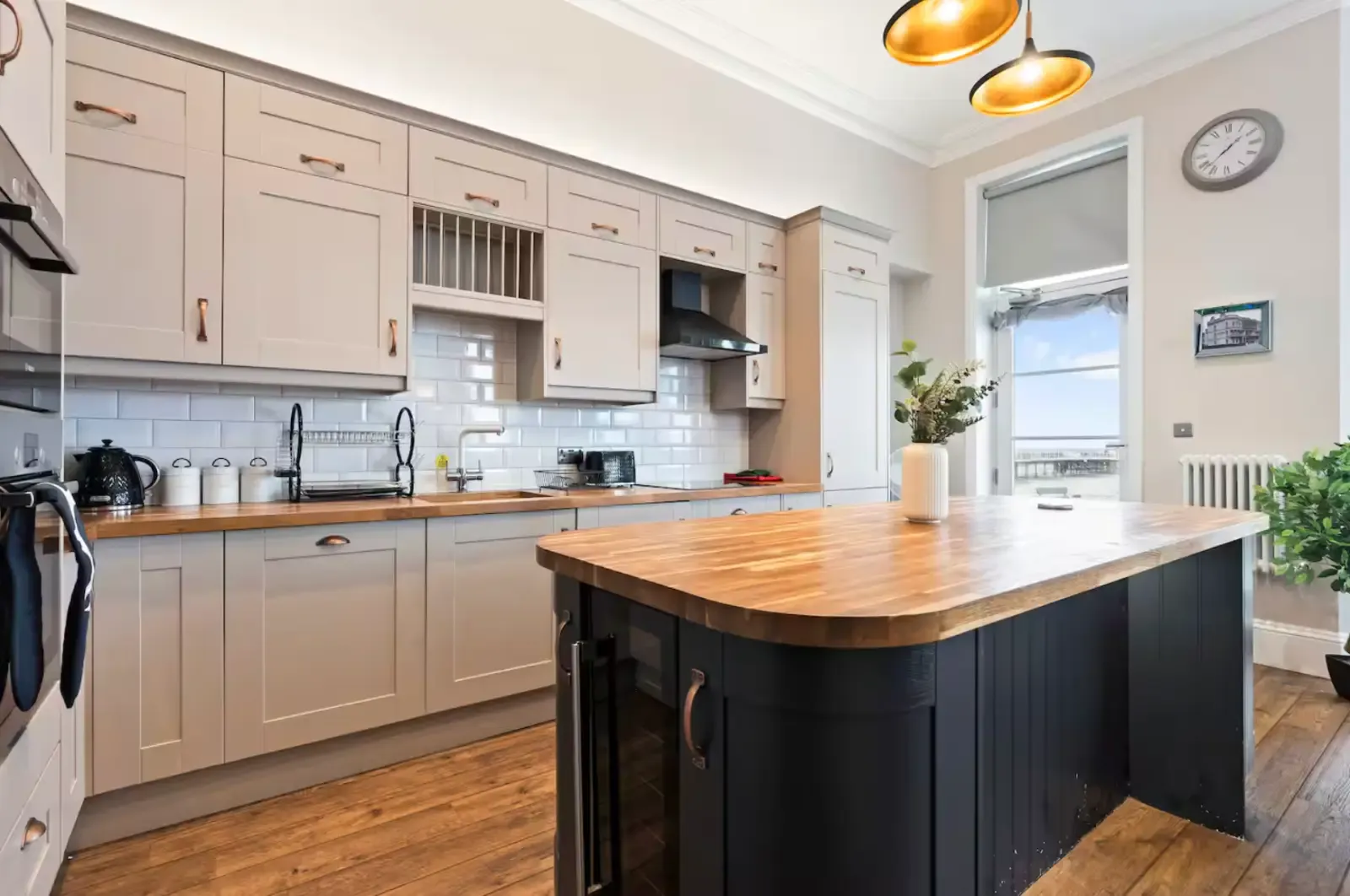 Flat 2 Marine Parade by Mia Partners in 42 Marine Parade, Worthing, BN11 3QA, United Kingdom - Property image 6 - VivreStays