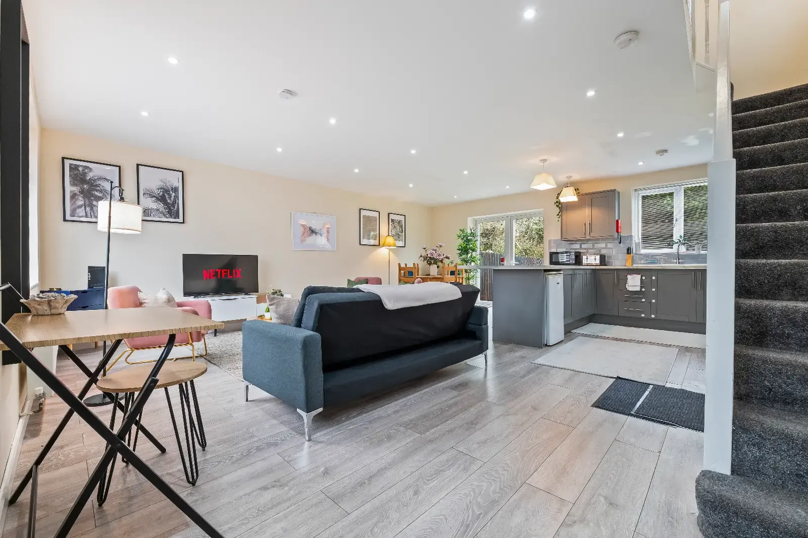 3 Bed Home | Free Parking | Fast WiFi | Gloucester in GL3 4JR - Property image 3 - VivreStays