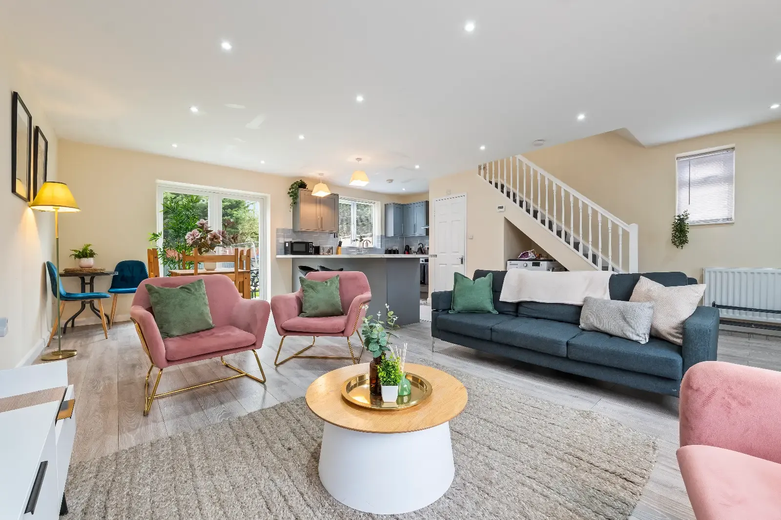 3 Bed Home | Free Parking | Fast WiFi | Gloucester in GL3 4JR - Property image 4 - VivreStays