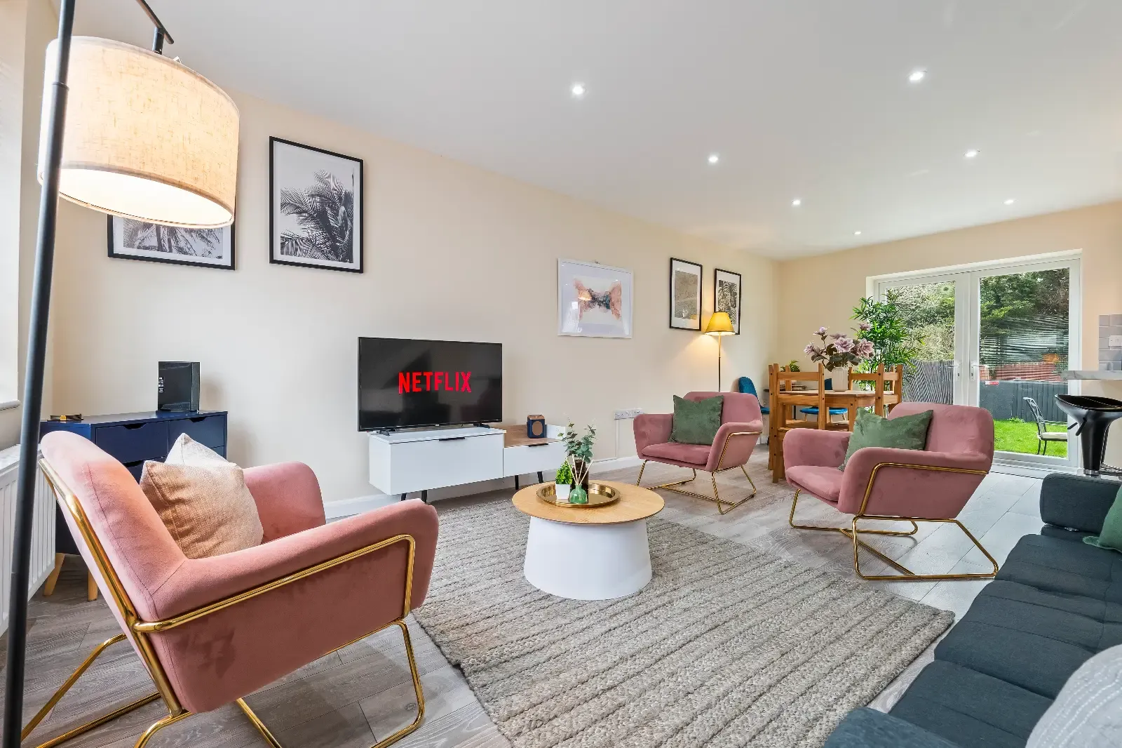 3 Bed Home | Free Parking | Fast WiFi | Gloucester in GL3 4JR - Property image 2 - VivreStays