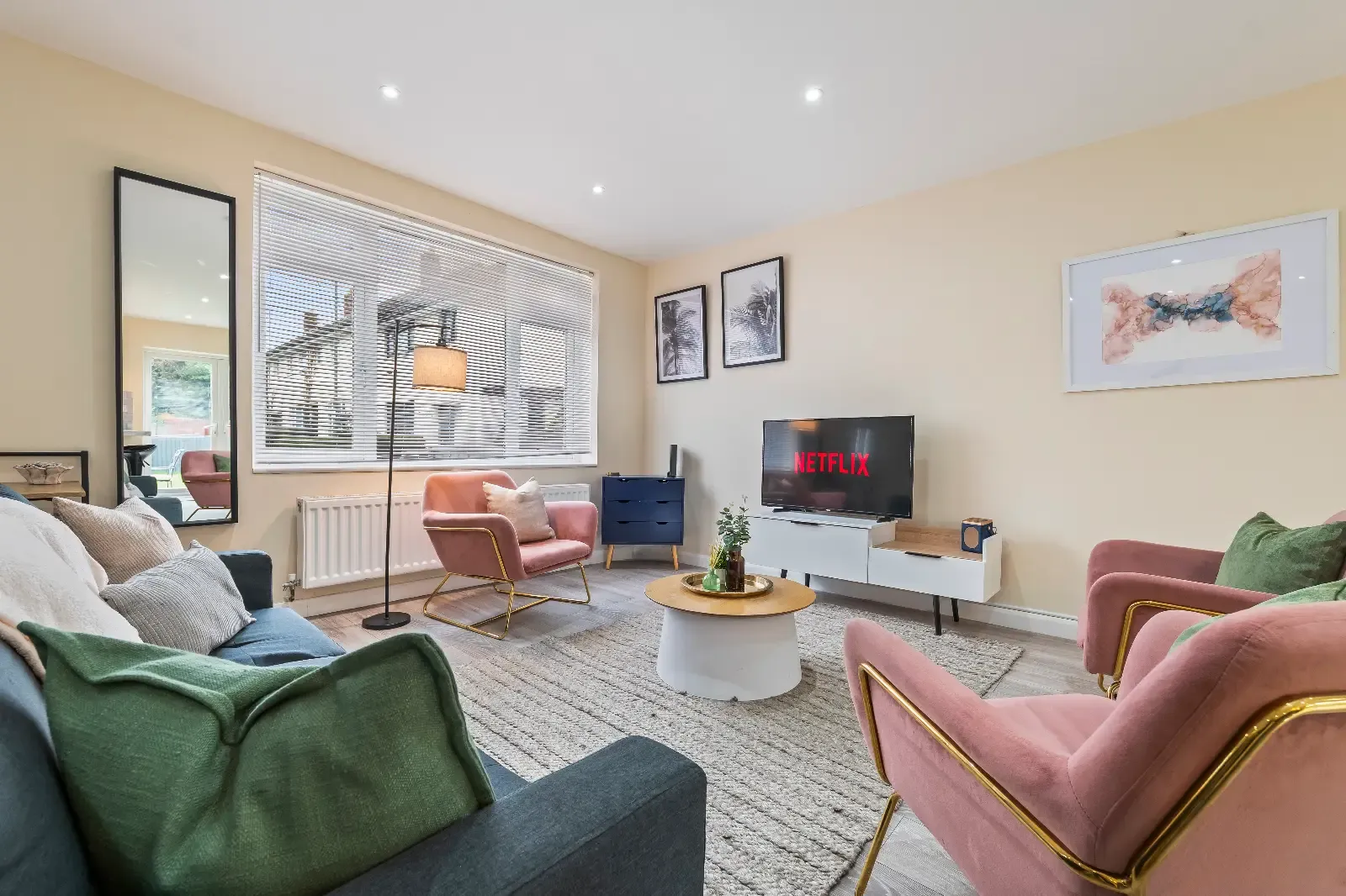 View 3 Bed Home | Free Parking | Fast WiFi | Gloucester 3 Bed Home | Free Parking | Fast WiFi | Gloucester serviced apartment - UK - VivreStays