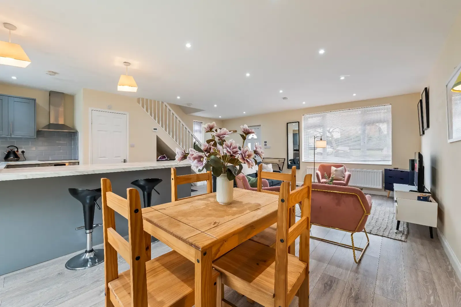 3 Bed Home | Free Parking | Fast WiFi | Gloucester in GL3 4JR - Property image 6 - VivreStays