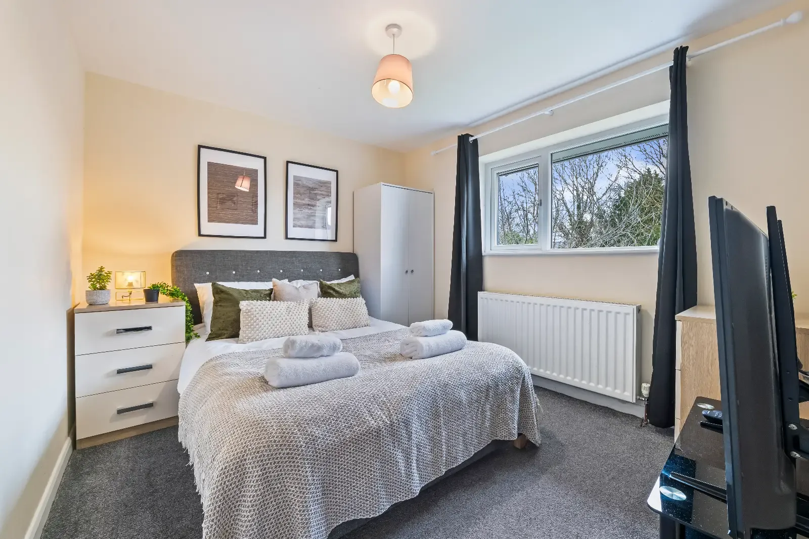 3 Bed Home | Free Parking | Fast WiFi | Gloucester in GL3 4JR - Property image 8 - VivreStays