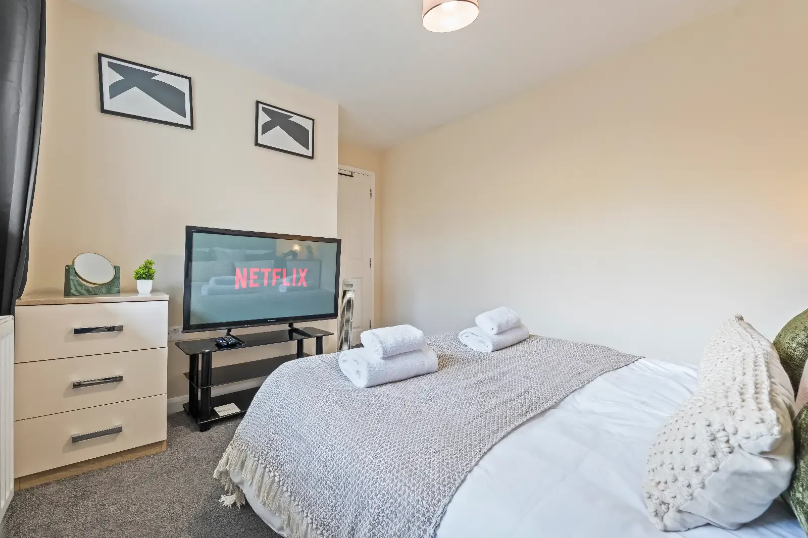 3 Bed Home | Free Parking | Fast WiFi | Gloucester in GL3 4JR - Property image 10 - VivreStays