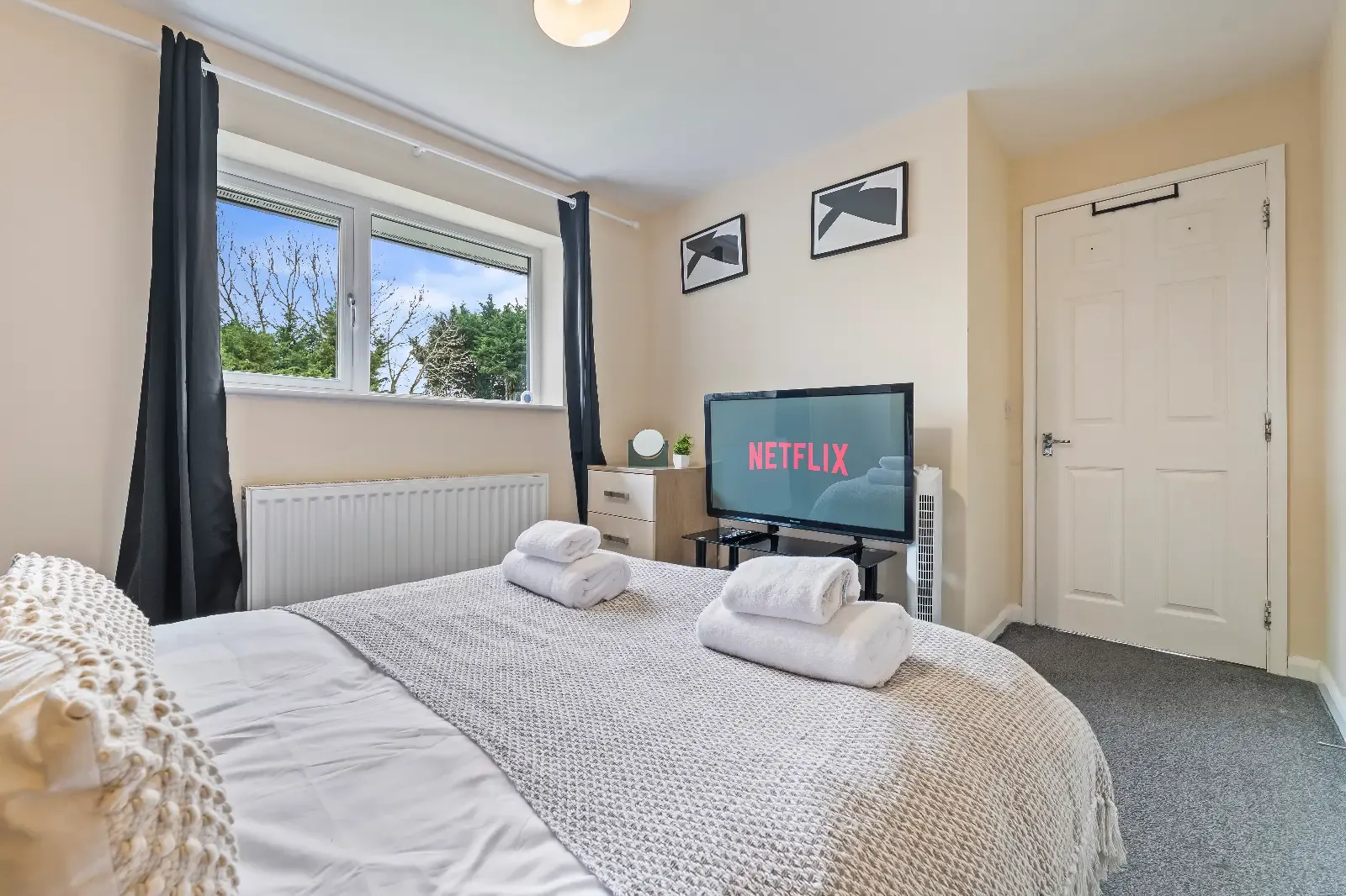 3 Bed Home | Free Parking | Fast WiFi | Gloucester in GL3 4JR - Property image 9 - VivreStays