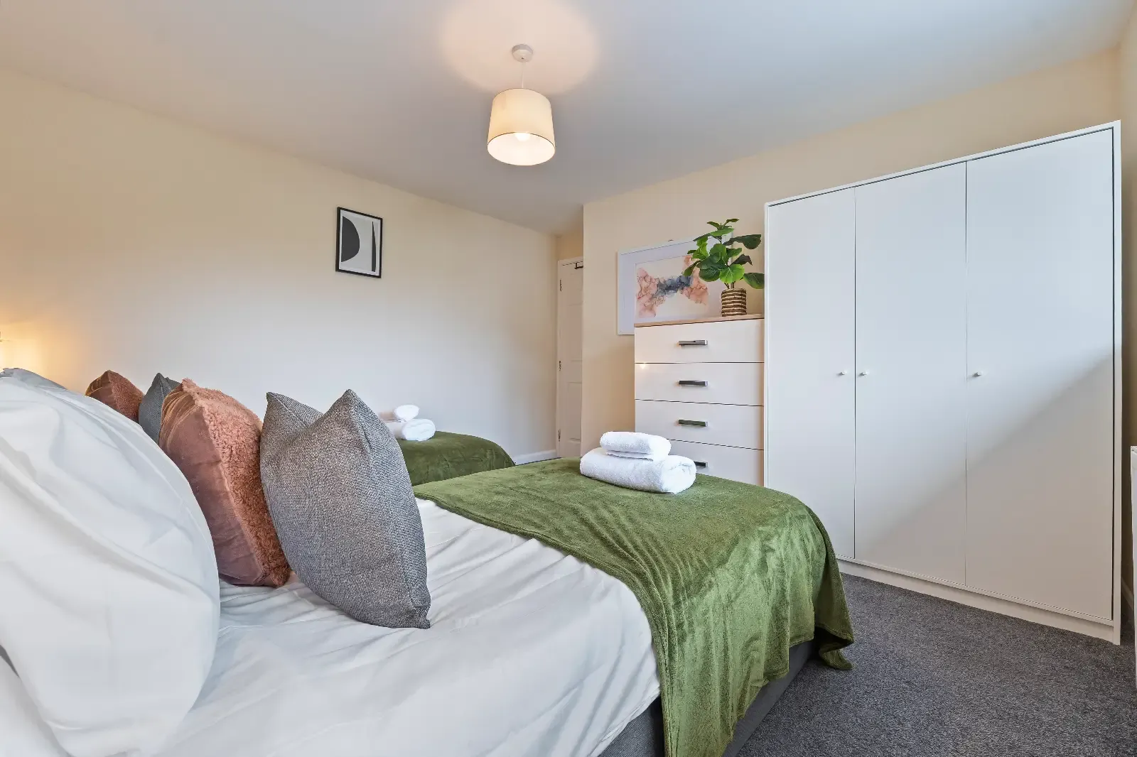 3 Bed Home | Free Parking | Fast WiFi | Gloucester in GL3 4JR - Property image 16 - VivreStays