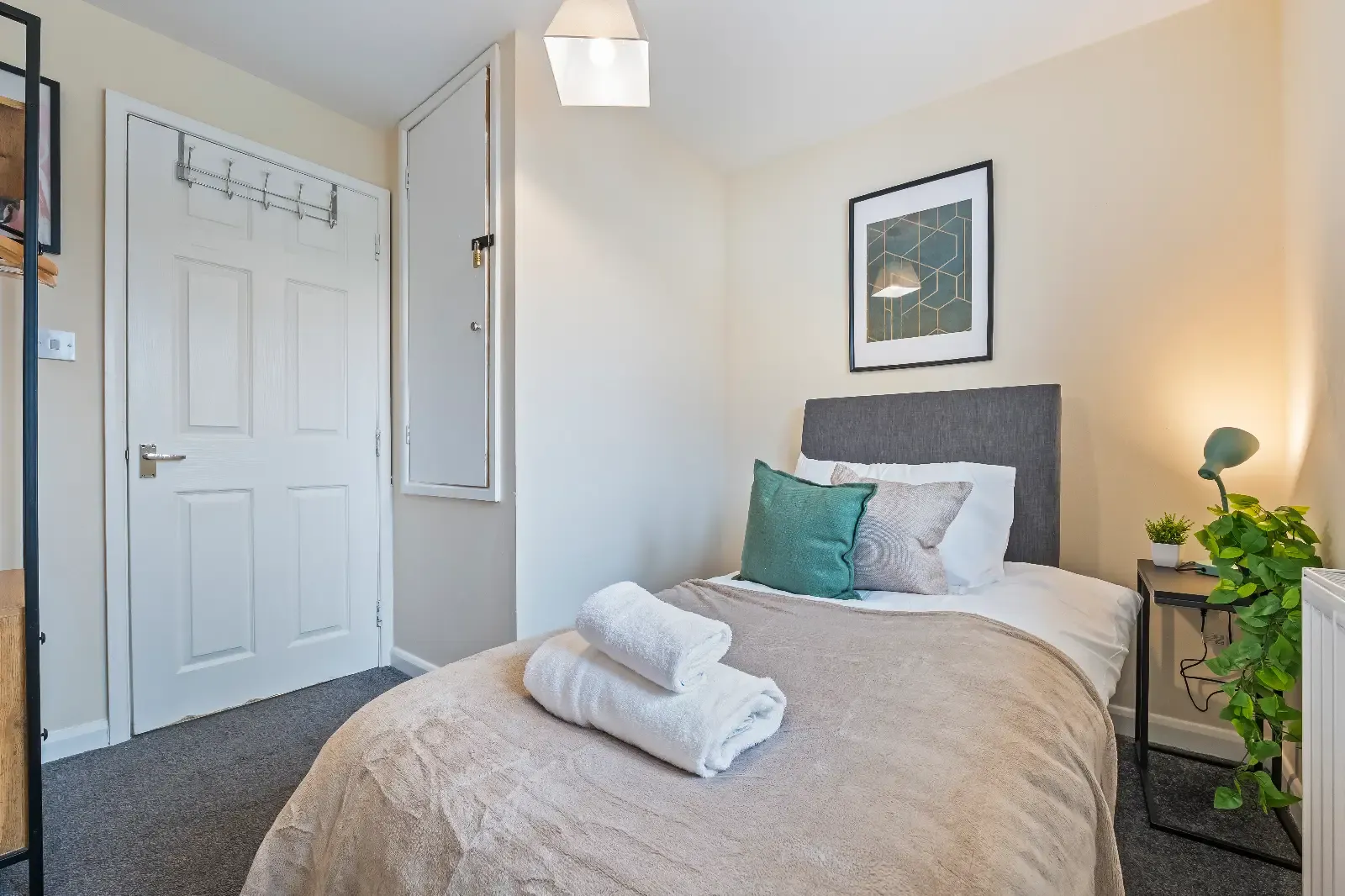 3 Bed Home | Free Parking | Fast WiFi | Gloucester in GL3 4JR - Property image 30 - VivreStays