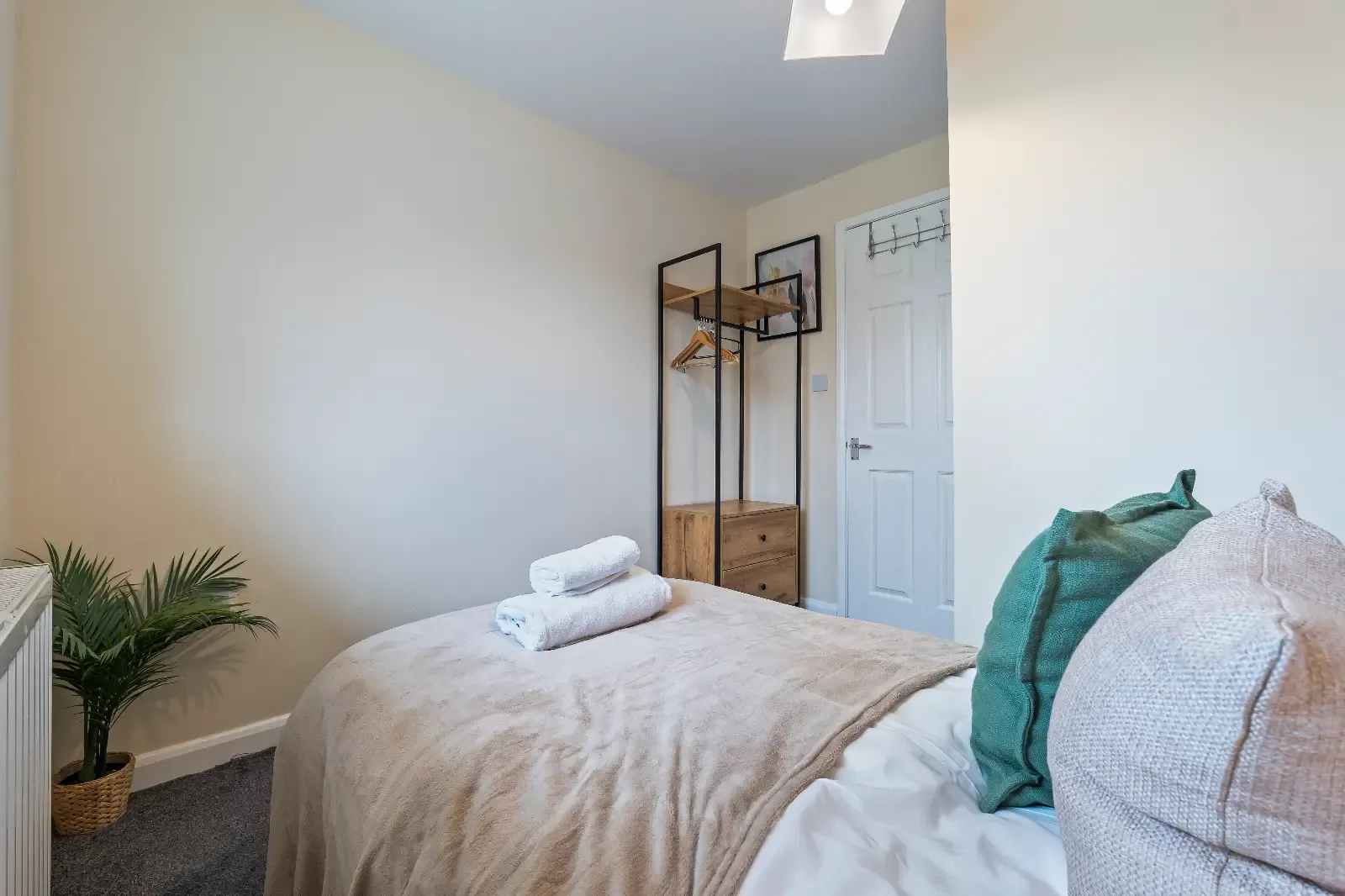 3 Bed Home | Free Parking | Fast WiFi | Gloucester in GL3 4JR - Property image 32 - VivreStays