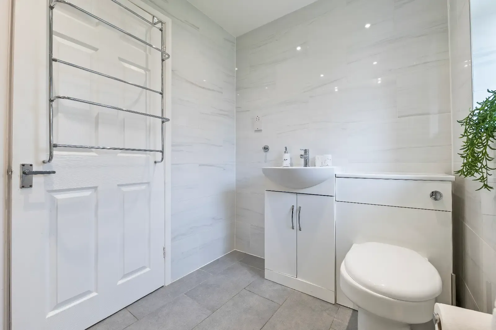 3 Bed Home | Free Parking | Fast WiFi | Gloucester in GL3 4JR - Property image 28 - VivreStays