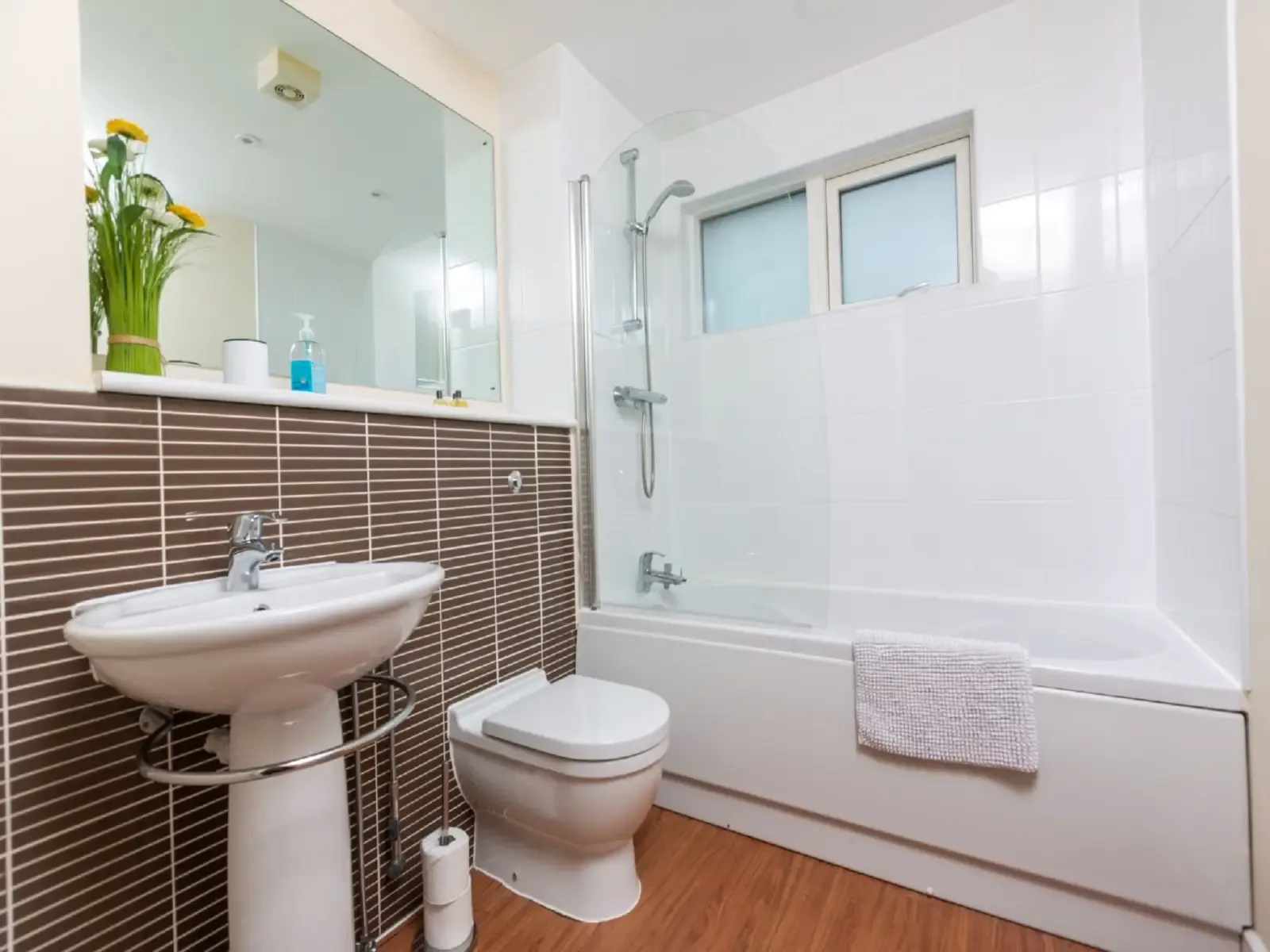 Marina View in Trawler Road, Swansea, SA1 1LB, United Kingdom - Property image 5 - VivreStays