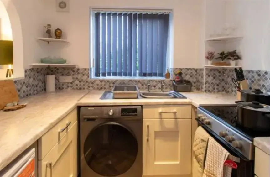 1 bed, 1 bath | FREE driveway parkway | Langsett Road WV10 in 27 Langsett Road, WV10 0TE - Property image 2 - VivreStays