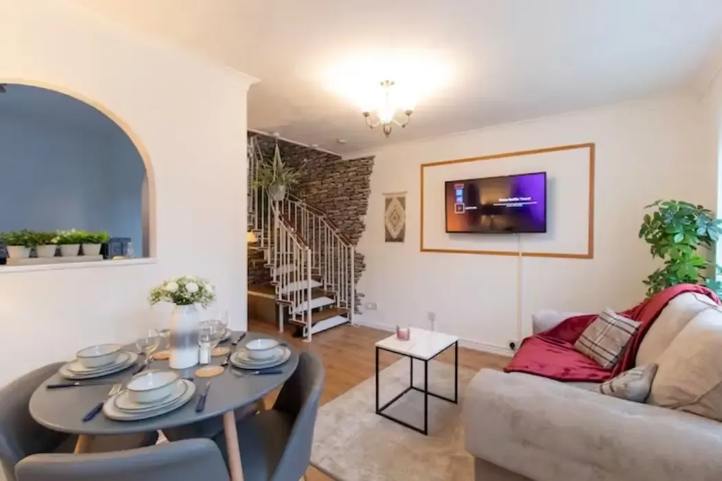 1 bed, 1 bath | FREE driveway parkway | Langsett Road WV10 serviced apartment - Wolverhampton - VivreStays