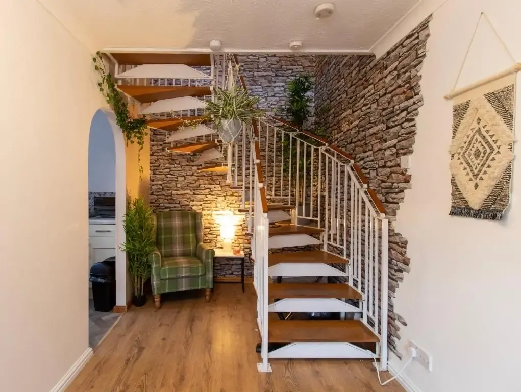 1 bed, 1 bath | FREE driveway parkway | Langsett Road WV10 in 27 Langsett Road, WV10 0TE - Property image 3 - VivreStays