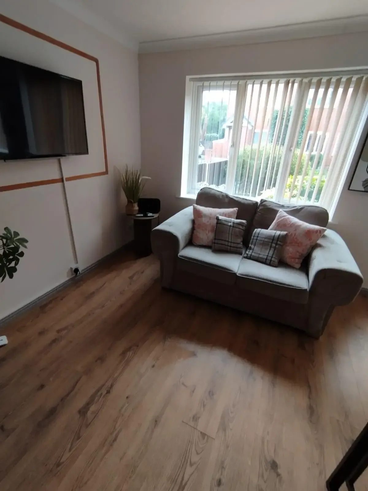 1 bed, 1 bath | FREE driveway parkway | Langsett Road WV10 in 27 Langsett Road, WV10 0TE - Property image 6 - VivreStays