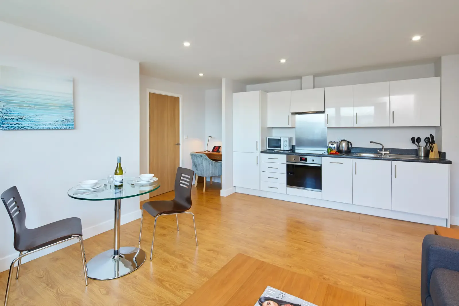 HQ Aparthotel Farnborough - Studios in 2 Victoria Road, Farnborough, GU14 7GX, United Kingdom - Property image 2 - VivreStays