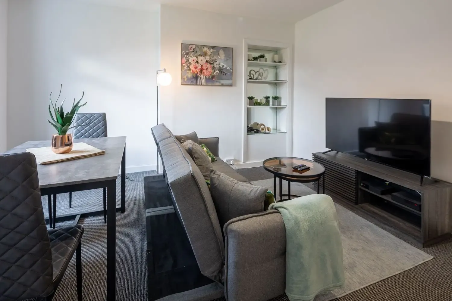 3 Bed Home | Free Parking | Fast Wi-Fi | Bristol in BS4 1SU, Bristol, Bristol, England, United Kingdom - Property image 5 - VivreStays