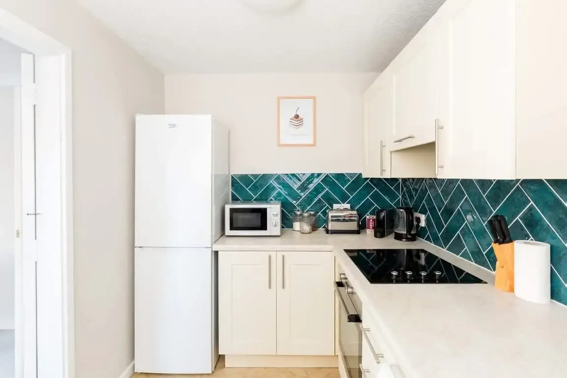 View Apt 5 Chestnut Court Leamington Spa in 4 Guy's Cliffe Avenue, CV32 6LY Apt 5 Chestnut Court Leamington Spa in 4 Guy's Cliffe Avenue, CV32 6LY - Property image 5 - VivreStays