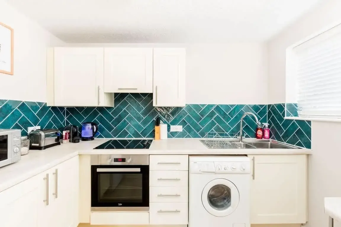 View Apt 5 Chestnut Court Leamington Spa in 4 Guy's Cliffe Avenue, CV32 6LY Apt 5 Chestnut Court Leamington Spa in 4 Guy's Cliffe Avenue, CV32 6LY - Property image 11 - VivreStays