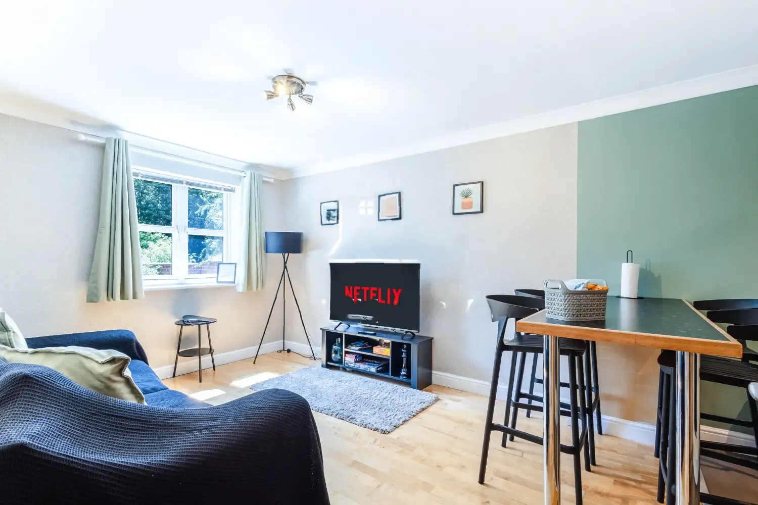 View 2 bed, 1 bath | FREE on-site Parking | Emscote Road CV34 (1) 2 bed, 1 bath | FREE on-site Parking | Emscote Road CV34 (1) serviced apartment - Warwick - VivreStays