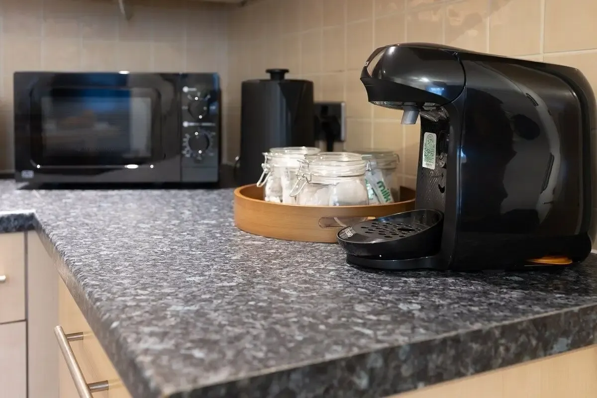 View 2 bed, 1 bath | FREE on-site Parking | Emscote Road CV34 (1) in CV34 5QJ, Warwick, Warwickshire, England, United Kingdom 2 bed, 1 bath | FREE on-site Parking | Emscote Road CV34 (1) in CV34 5QJ, Warwick, Warwickshire, England, United Kingdom - Property image 8 - VivreStays