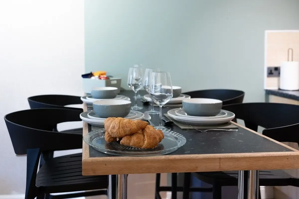 View 2 bed, 1 bath | FREE on-site Parking | Emscote Road CV34 (1) in CV34 5QJ, Warwick, Warwickshire, England, United Kingdom 2 bed, 1 bath | FREE on-site Parking | Emscote Road CV34 (1) in CV34 5QJ, Warwick, Warwickshire, England, United Kingdom - Property image 9 - VivreStays