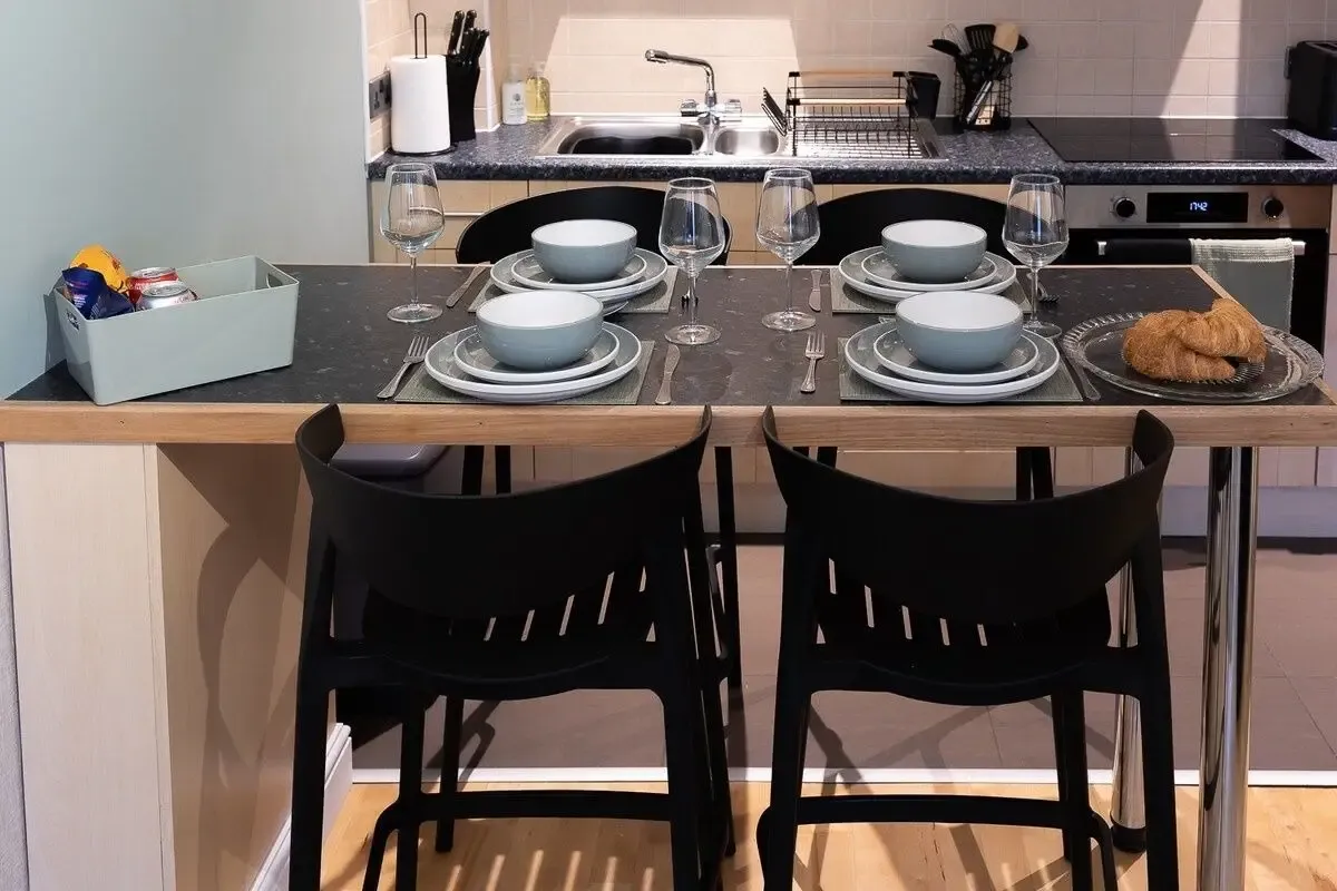 View 2 bed, 1 bath | FREE on-site Parking | Emscote Road CV34 (1) in CV34 5QJ, Warwick, Warwickshire, England, United Kingdom 2 bed, 1 bath | FREE on-site Parking | Emscote Road CV34 (1) in CV34 5QJ, Warwick, Warwickshire, England, United Kingdom - Property image 5 - VivreStays