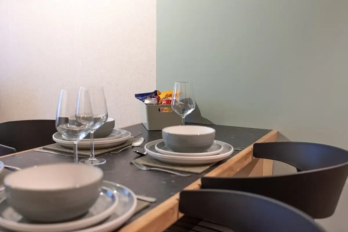View 2 bed, 1 bath | FREE on-site Parking | Emscote Road CV34 (1) in CV34 5QJ, Warwick, Warwickshire, England, United Kingdom 2 bed, 1 bath | FREE on-site Parking | Emscote Road CV34 (1) in CV34 5QJ, Warwick, Warwickshire, England, United Kingdom - Property image 6 - VivreStays