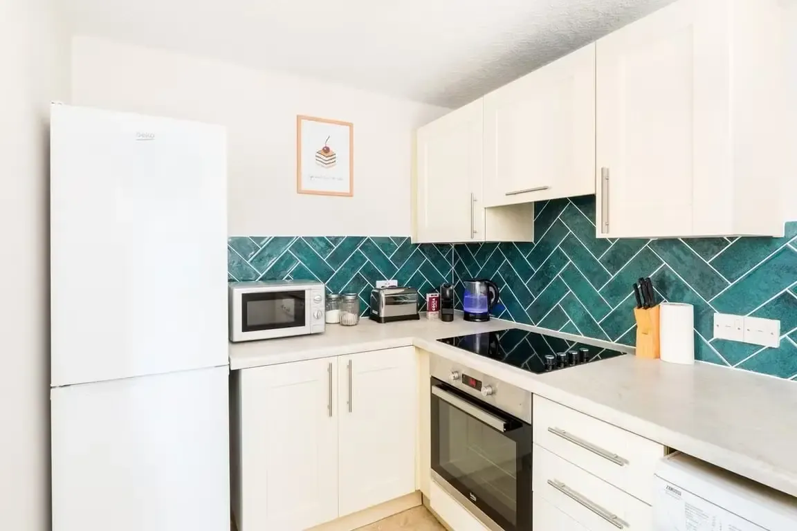 View 2 bed, 1 bath | FREE on-site Parking | Guys Cliffe Avenue CV32 6LY in CV32 6LY, Royal Leamington Spa, Warwickshire, England, United Kingdom 2 bed, 1 bath | FREE on-site Parking | Guys Cliffe Avenue CV32 6LY in CV32 6LY, Royal Leamington Spa, Warwickshire, England, United Kingdom - Property image 9 - VivreStays