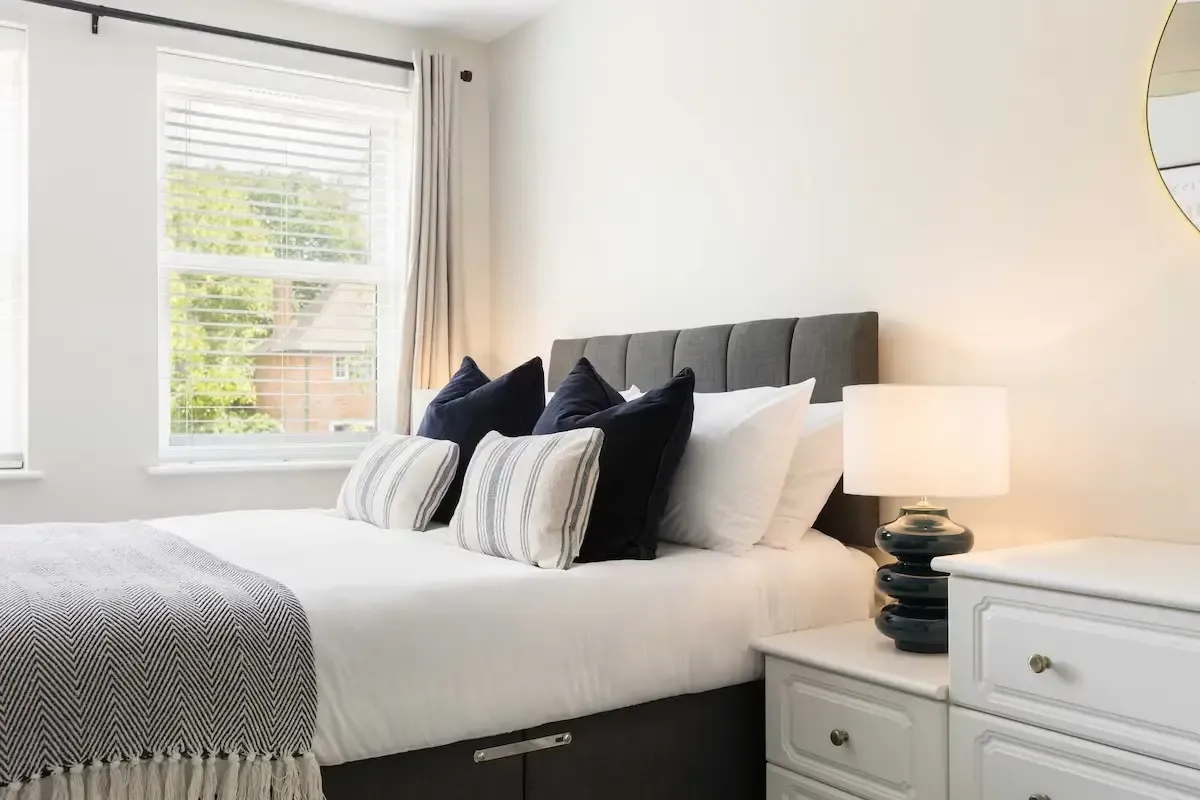 View 2 bed, 1 bath | FREE on-site Parking | Guys Cliffe Avenue CV32 6LY in CV32 6LY, Royal Leamington Spa, Warwickshire, England, United Kingdom 2 bed, 1 bath | FREE on-site Parking | Guys Cliffe Avenue CV32 6LY in CV32 6LY, Royal Leamington Spa, Warwickshire, England, United Kingdom - Property image 10 - VivreStays