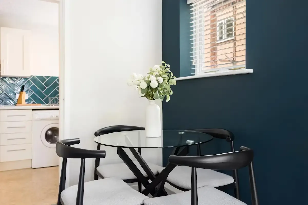 View 2 bed, 1 bath | FREE on-site Parking | Guys Cliffe Avenue CV32 6LY in CV32 6LY, Royal Leamington Spa, Warwickshire, England, United Kingdom 2 bed, 1 bath | FREE on-site Parking | Guys Cliffe Avenue CV32 6LY in CV32 6LY, Royal Leamington Spa, Warwickshire, England, United Kingdom - Property image 14 - VivreStays