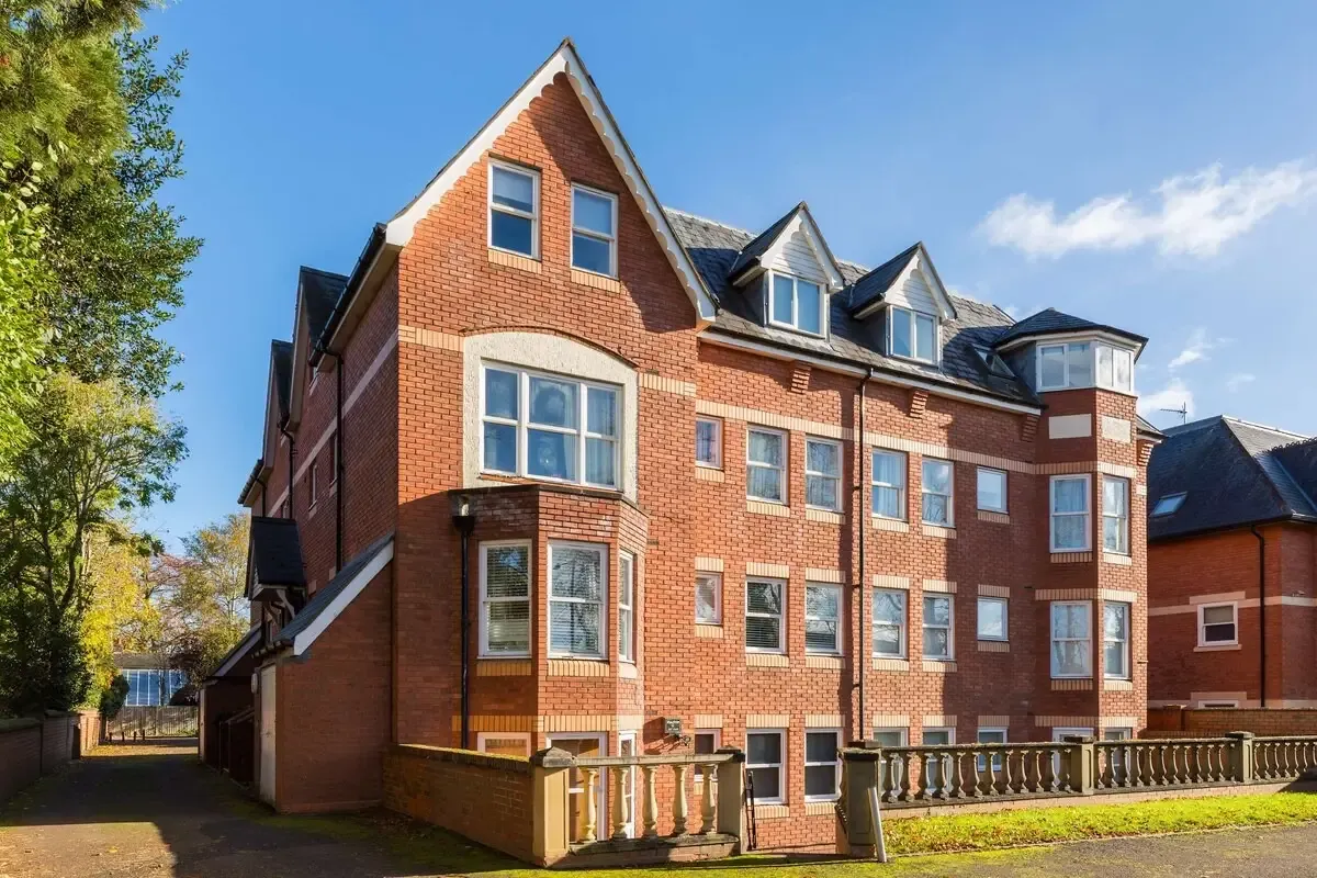 View 2 bed, 1 bath | FREE on-site Parking | Guys Cliffe Avenue CV32 6LY in CV32 6LY, Royal Leamington Spa, Warwickshire, England, United Kingdom 2 bed, 1 bath | FREE on-site Parking | Guys Cliffe Avenue CV32 6LY in CV32 6LY, Royal Leamington Spa, Warwickshire, England, United Kingdom - Property image 4 - VivreStays