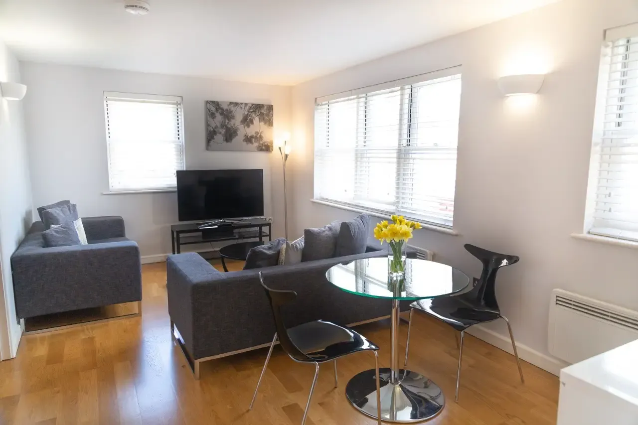 1 bed, 1 bath | FREE on-site Parking | Lift Access | Hertford Street CB4 serviced apartment - Cambridge - VivreStays